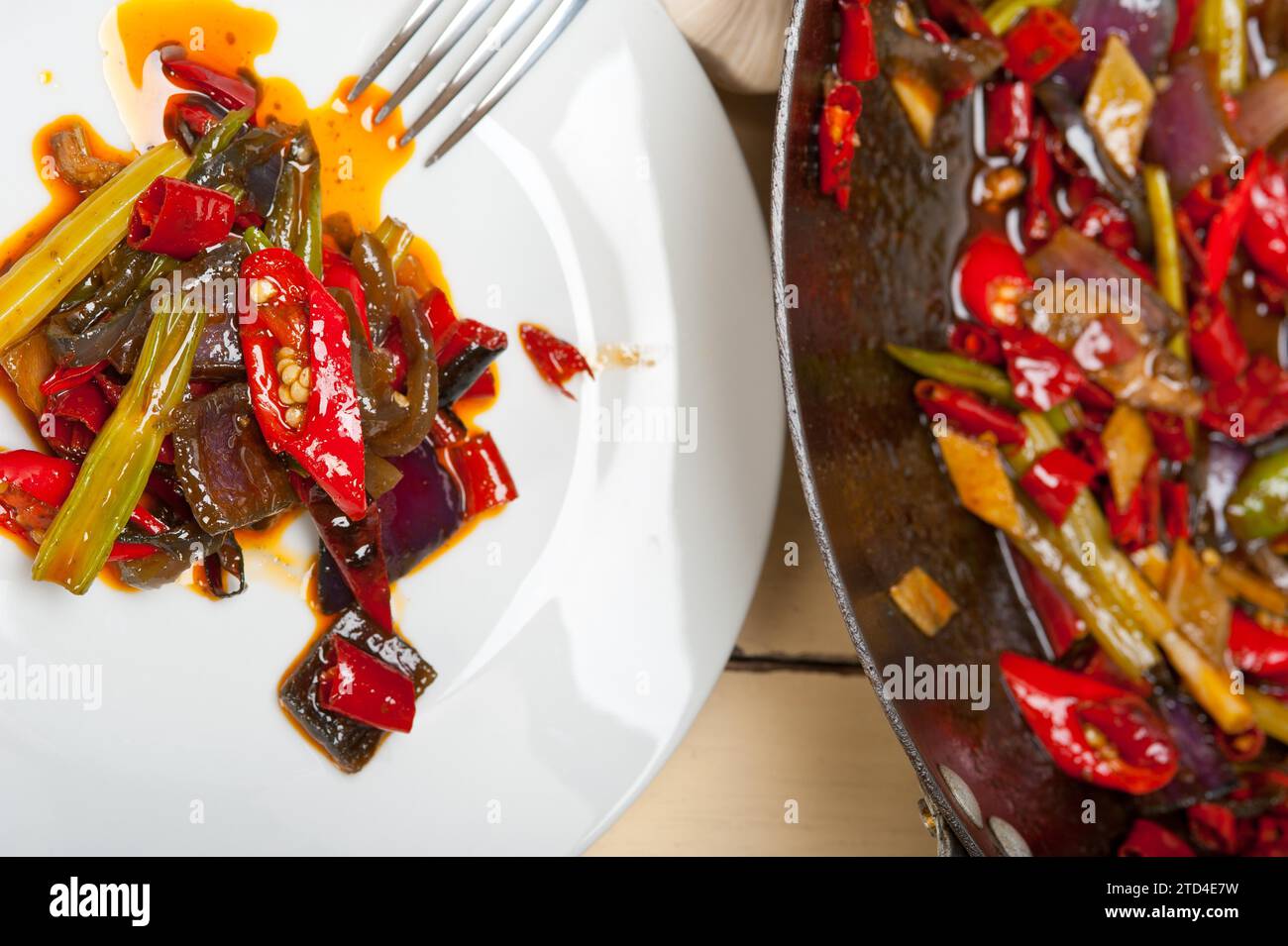 Piment frit et légumes sur une poêle wok en fer Banque D'Images