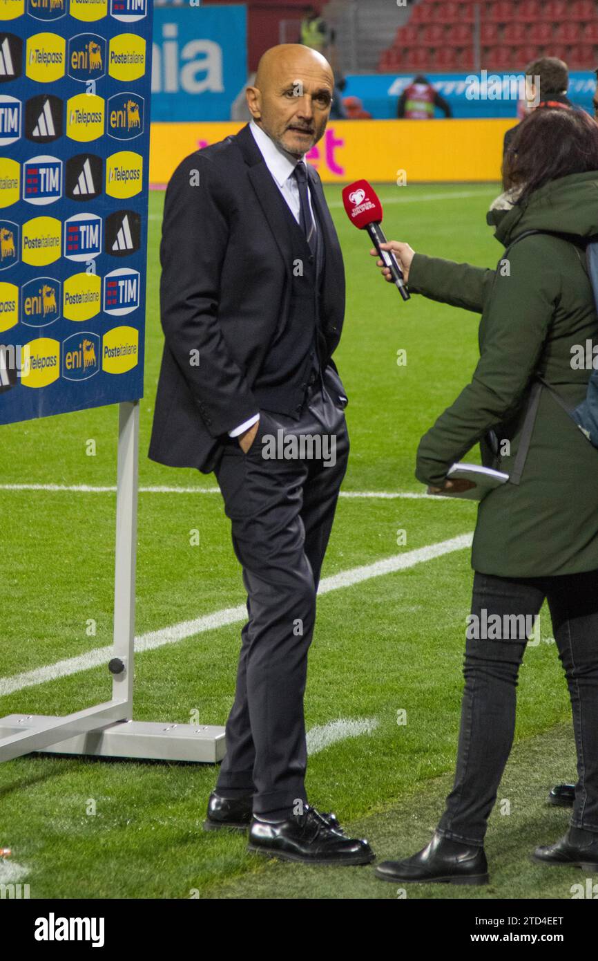 Entraîneur Luciano SPALLETTI Italie lors d'une interview d'après-match avec un journaliste Banque D'Images
