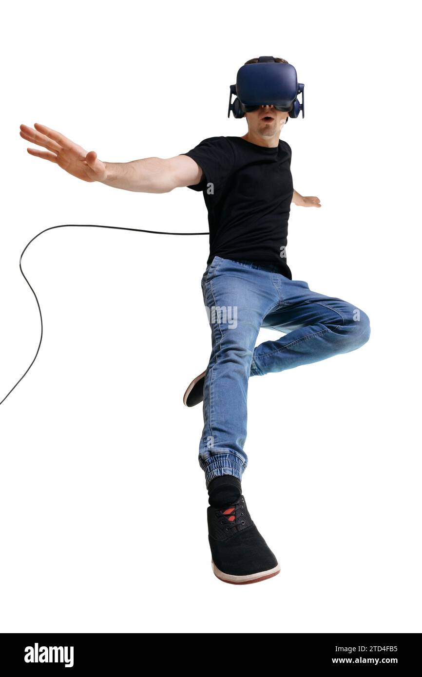 Sorti gars en utilisant un casque de réalité virtuelle isolé sur fond blanc. Homme à la recherche dans les googgles VR, technologie d'interdivertissement inovate Banque D'Images