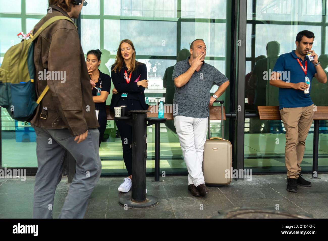 Terrasse fumeur à l'aéroport IST Istanbul Banque D'Images Terrasse fumeur à l'aéroport IST Istanbul Banque D'Images