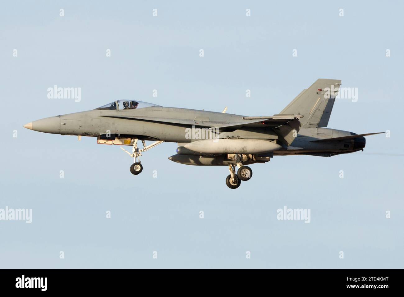 Avion de chasse F-18 atterrissant au coucher du soleil Banque D'Images