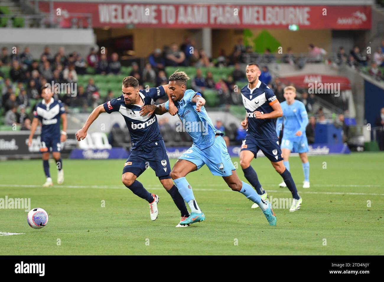 MELBOURNE, AUSTRALIE 16 décembre 2023. L'attaquant Fabio Gomes Netto (9) (à droite) lors des A Leagues Soccer, Melbourne Victory FC contre Sydney FC au AAMI Park de Melbourne. Crédit : Karl Phillipson/Alamy Live News Banque D'Images