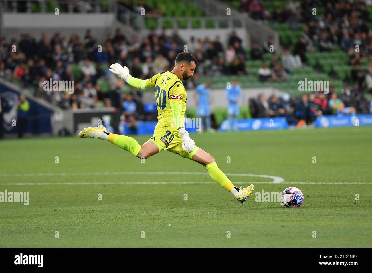 MELBOURNE, AUSTRALIE 16 décembre 2023. Le gardien de but de Melbourne Victory Paul Izzo (20) lors des A Leagues Soccer, Melbourne Victory FC contre Sydney FC au AAMI Park de Melbourne. Crédit : Karl Phillipson/Alamy Live News Banque D'Images