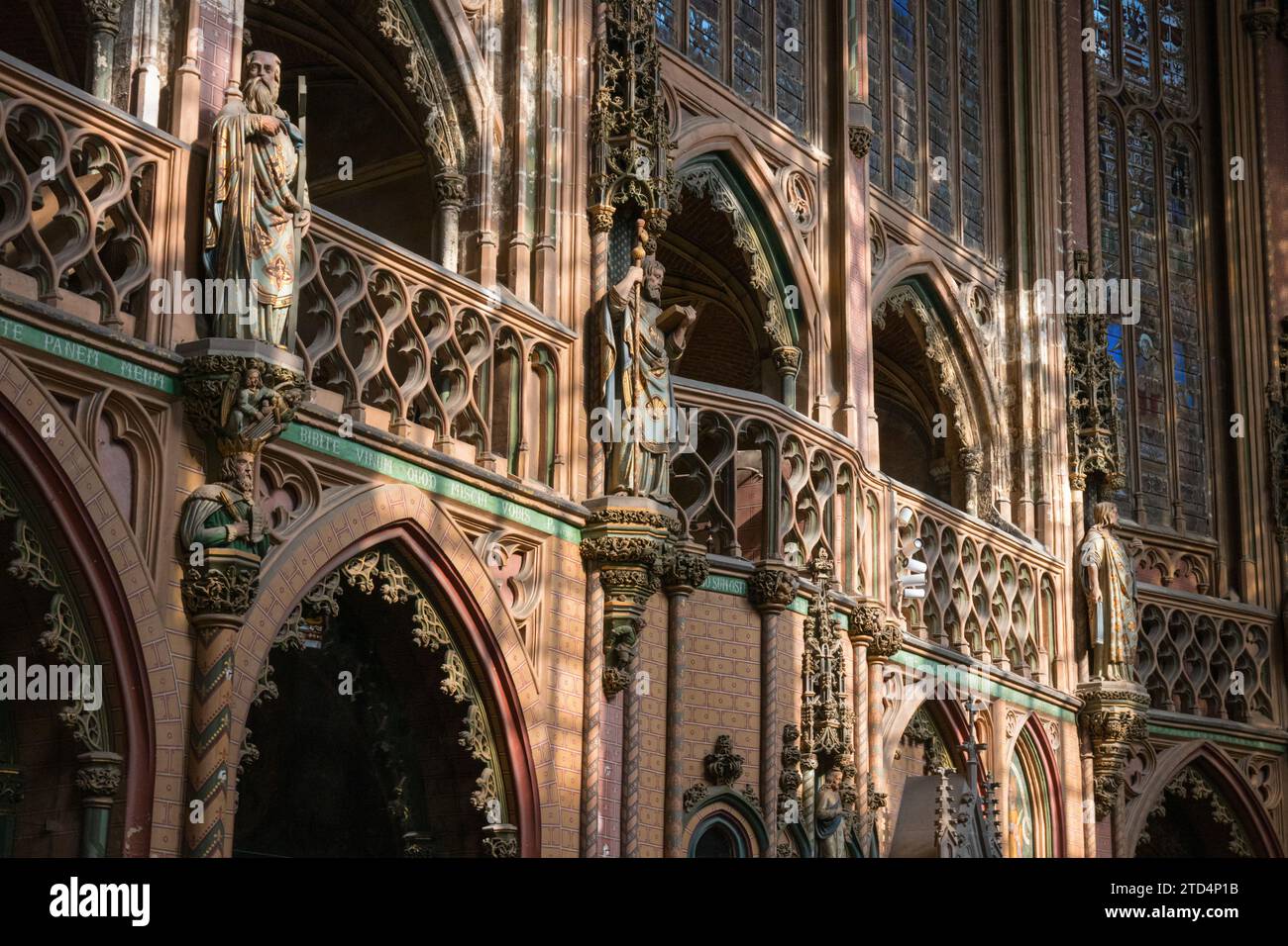 Triforium riche orné, chœur et clerstory de la Collégiale St James, Liège, Wallonie, Belgique Banque D'Images