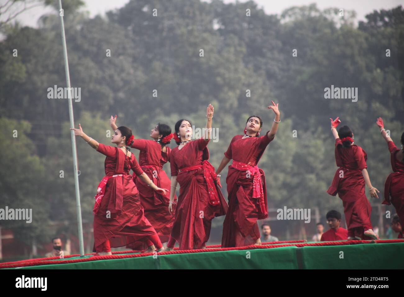 Dhaka Bangladesh 16 December2023, à l'occasion de la 52e Grande Journée de la victoire, des artistes se produisent quotidiennement au Dhaka University Central Playground o Banque D'Images