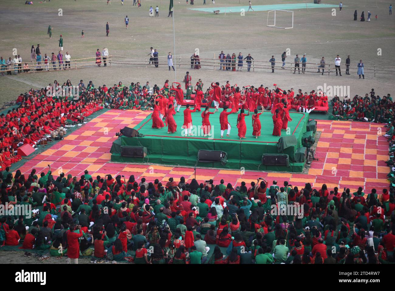 Dhaka Bangladesh 16 décembre 2023, à l'occasion de la Grande Journée de la victoire, des artistes ont dansé sur le terrain de jeu central de l'organisation de l'Université de Dhaka Banque D'Images