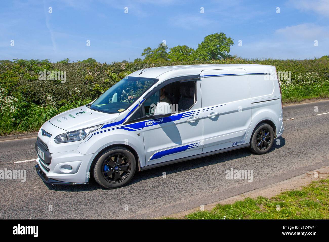 2017 blanc Ford Transit Connect 240 Limited 1,5 TDCi 120 L2H1 LWB Start/Stop panneau LCV Van Diesel 1499 cc. Custom Ford Transit Custom RS170 RS 170 Van Side Wing Stripes Vinyl Graphics Stickers 7 autocollants Banque D'Images