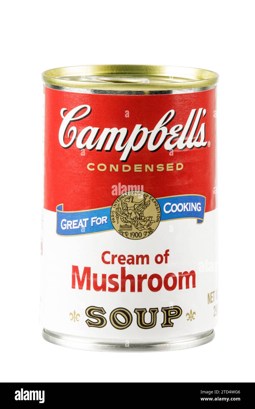 Kentucky, USA 08 octobre 2023 Une boîte de soupe américaine condensée à la crème de champignons isolée sur un fond blanc avec espace de copie Banque D'Images