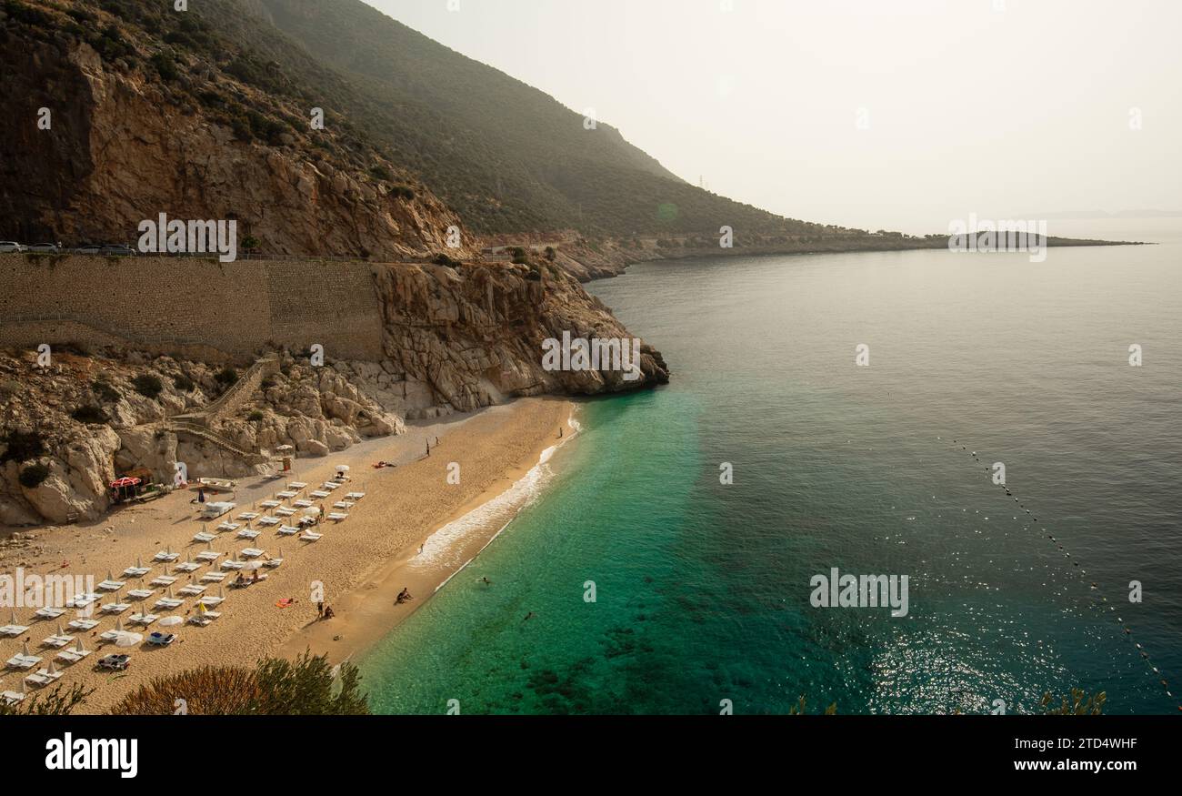 Plage de Kaputas, district de Kalkan, Antalya, Turquie - 10e Ocotober 2018- plages d'Antalya en automne. Les gens appréciant le soleil et la mer à la mer turquoise et Banque D'Images