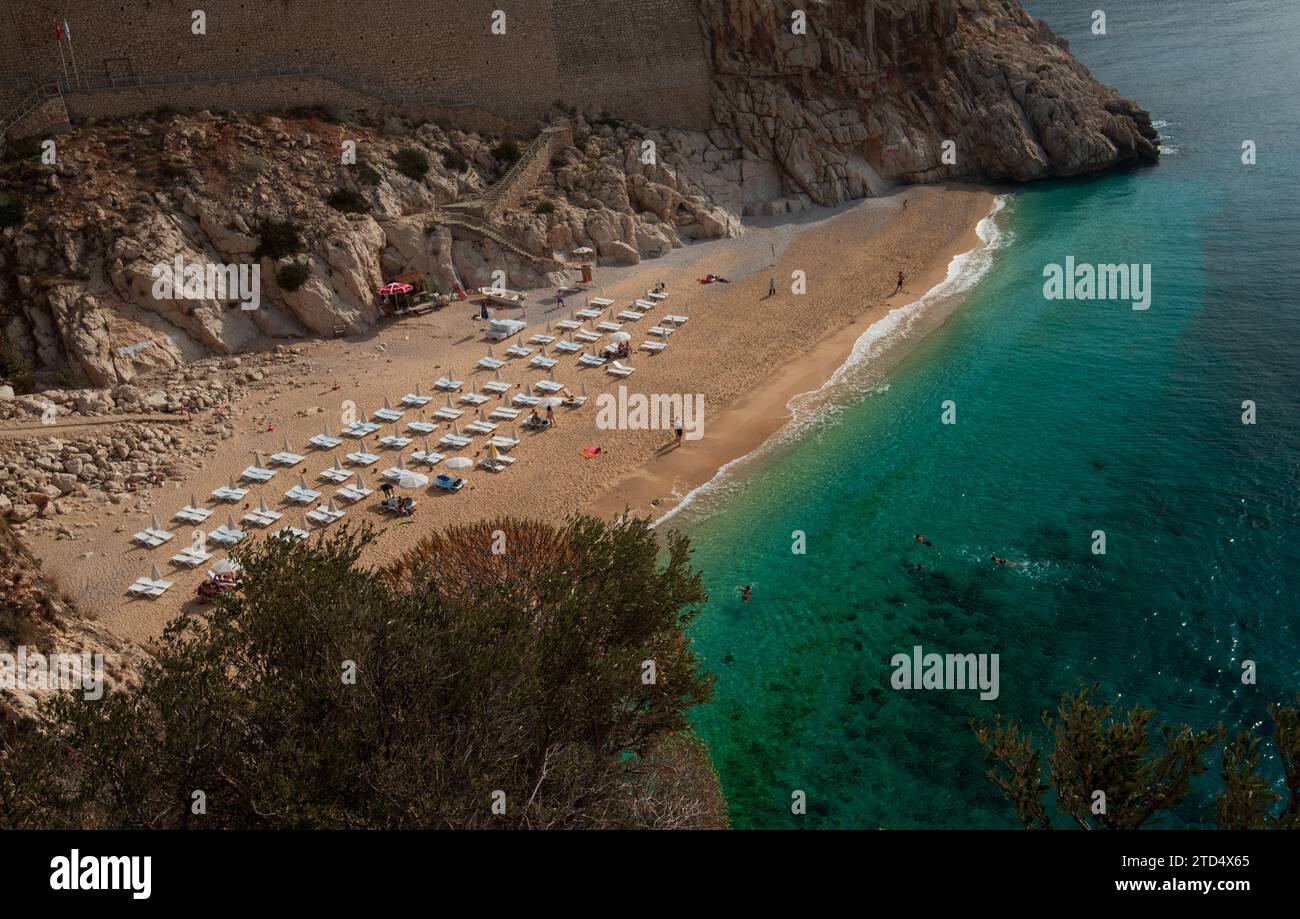 Plage de Kaputas, district de Kalkan, Antalya, Turquie - 10e Ocotober 2018- plages d'Antalya en automne. Les gens appréciant le soleil et la mer à la mer turquoise et Banque D'Images