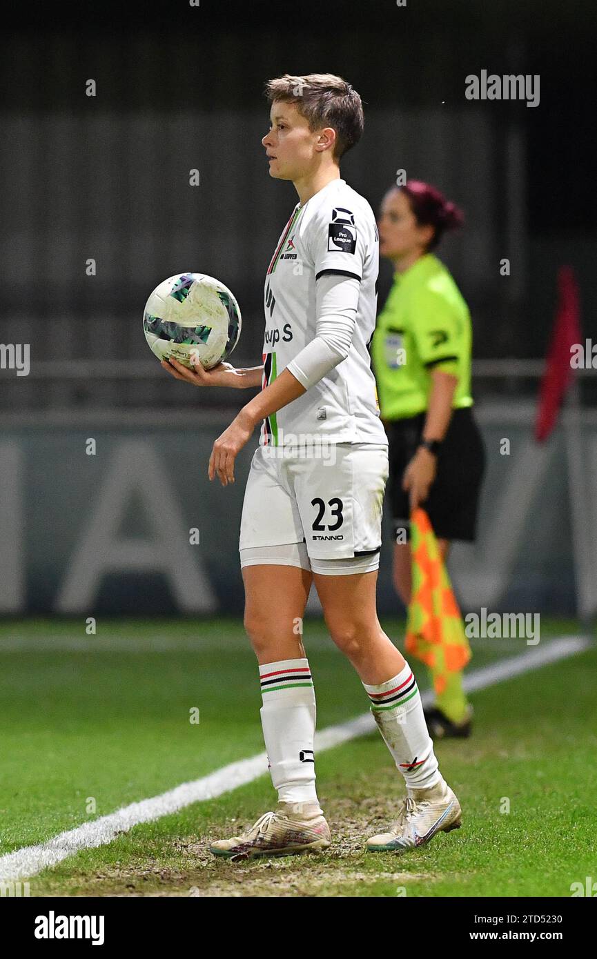 Maurane Marinucci (23) de l'OHL photographiée lors d'un match de football féminin entre AA Gent Ladies et Oud Heverlee Leuven lors de la 12 e journée de la saison 2023 - 2024 de la Super League Belgian Lotto Womens , le samedi 15 décembre 2023 à Oostakker , BELGIQUE . PHOTO SPORTPIX | Dirk Vuylsteke crédit : Sportpix/Alamy Live News Banque D'Images