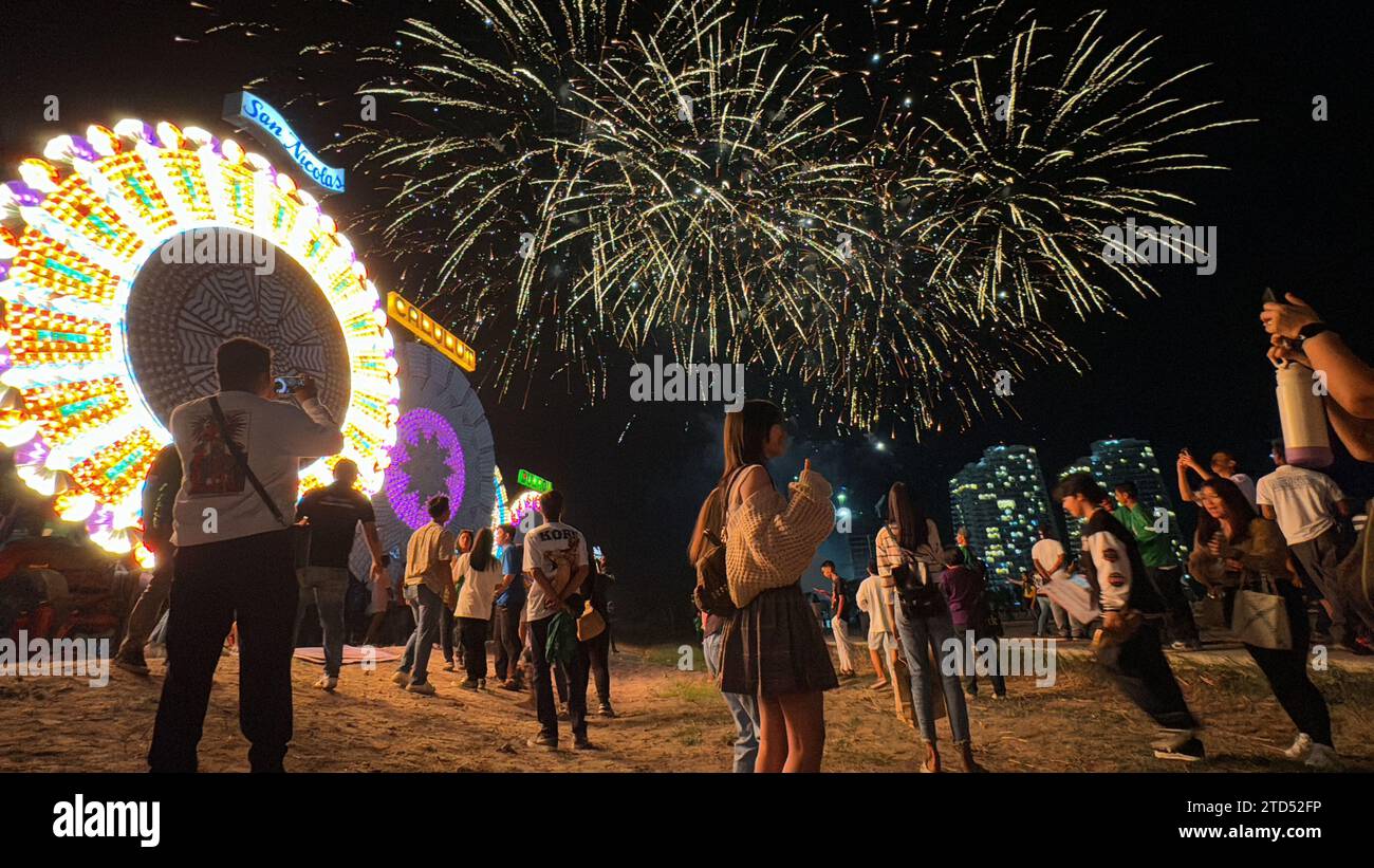 San Fernando City, Pampanga, Philippines. 16 décembre 2023. Dix lanternes géantes de Noël ont ébloui la foule lors du 115e Festival des lanternes géantes, également connu sous le nom de Ligligan Parul, dans la ville de San Fernando à Pampanga, aux Philippines. Le festival Yuletide, qui date de 1904, trouve son origine dans un rituel religieux connu sous le nom de « lubenas ». (Image de crédit : © Sherbien Dacalanio/Alamy Live News) Banque D'Images