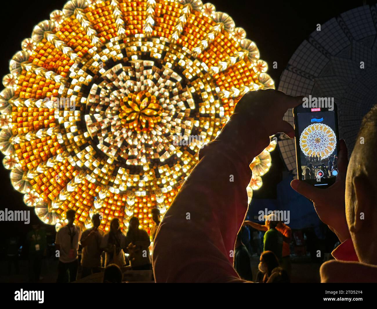 San Fernando City, Pampanga, Philippines. 16 décembre 2023. Dix lanternes géantes de Noël ont ébloui la foule lors du 115e Festival des lanternes géantes, également connu sous le nom de Ligligan Parul, dans la ville de San Fernando à Pampanga, aux Philippines. Le festival Yuletide, qui date de 1904, trouve son origine dans un rituel religieux connu sous le nom de « lubenas ». (Image de crédit : © Sherbien Dacalanio/Alamy Live News) Banque D'Images