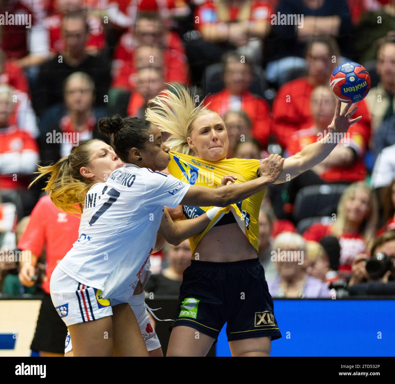 Herning, Danemark, 15 décembre 2023 : bataille pour le ballon lors du match de demi-finale du Championnat du monde Femme IHF 2023 entre la Suède et la France à Jyske Bank Boxen à Herning, Danemark (Ane Frosaker / SPP) crédit : SPP Sport Press photo. /Alamy Live News Banque D'Images