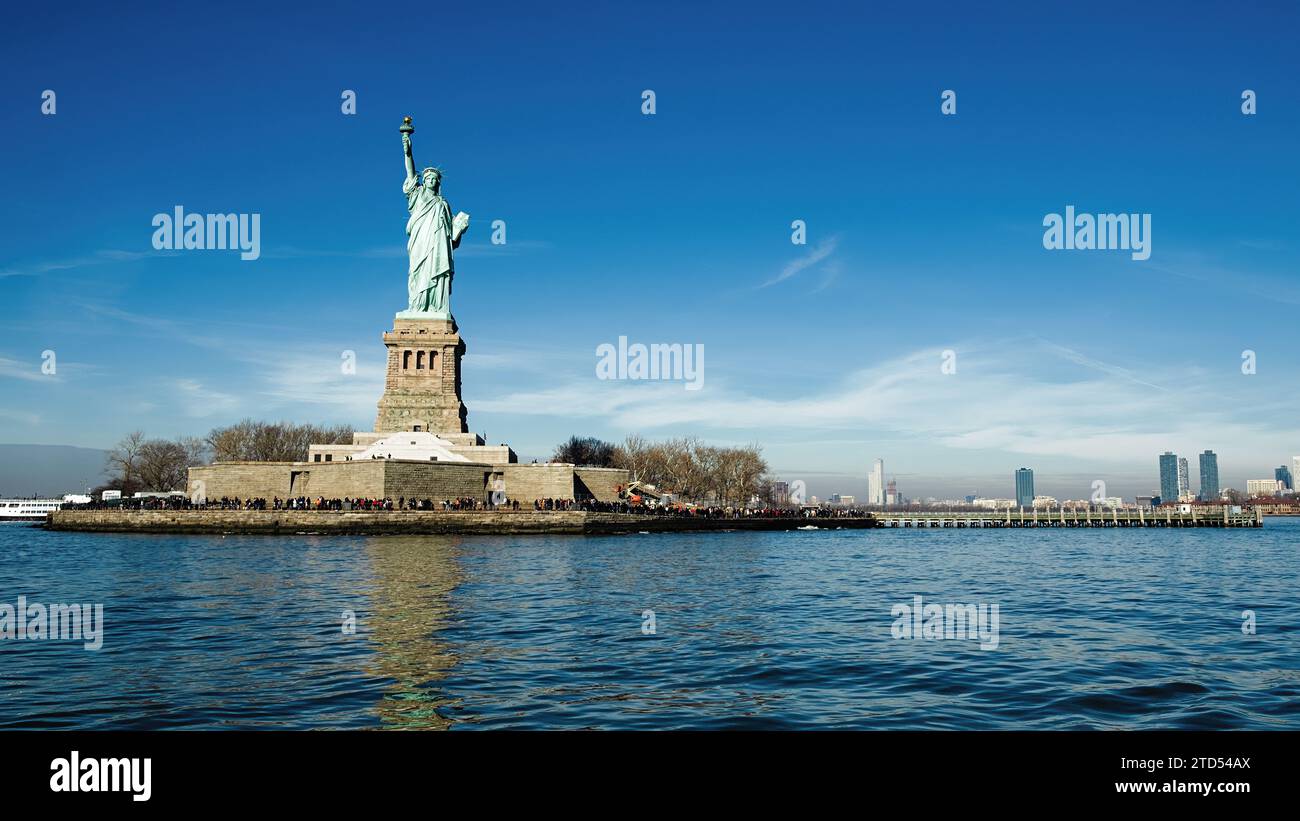 La Statue de la liberté se dresse sur fond de gratte-ciel de Manhattan, symbolisant la liberté américaine. Banque D'Images