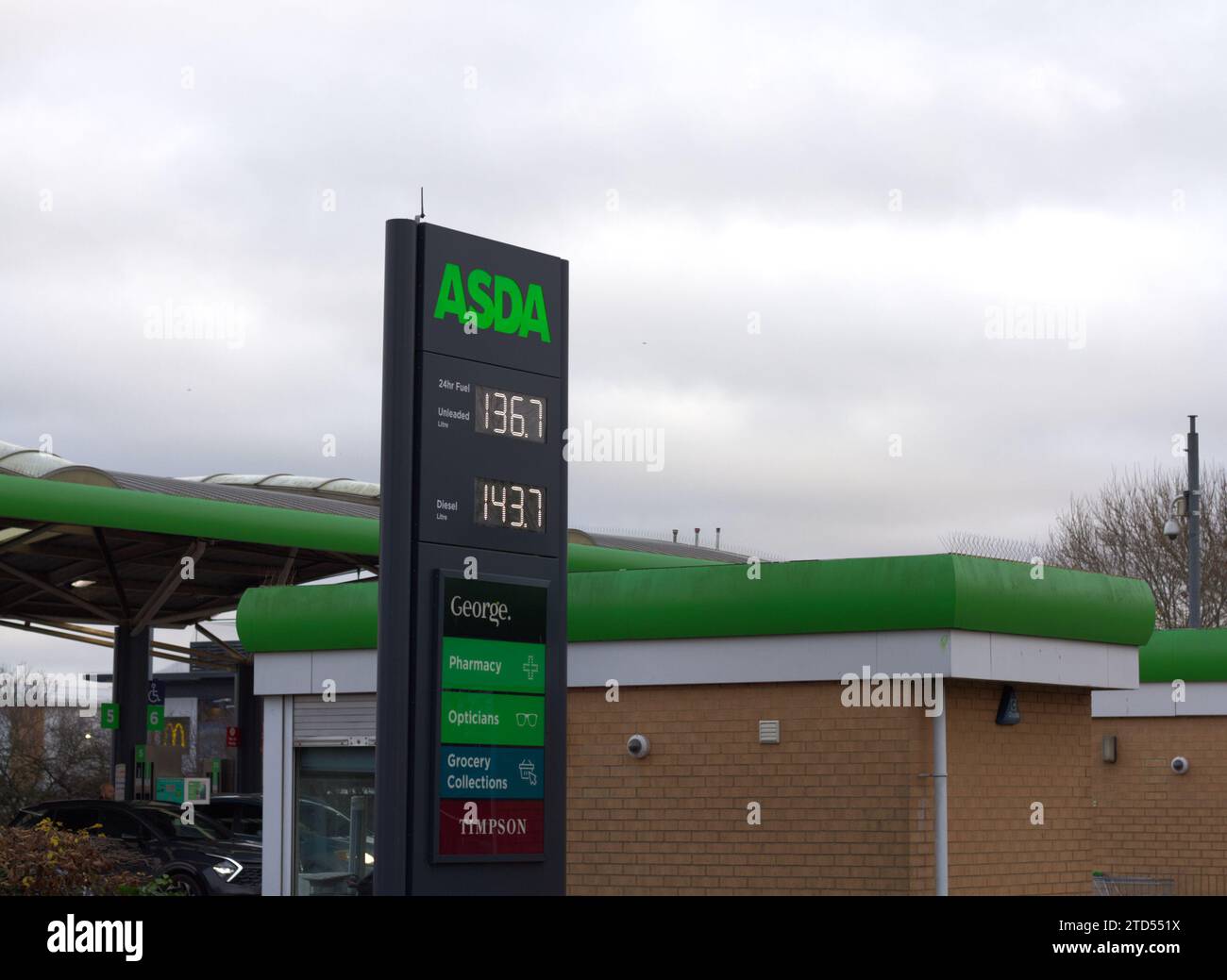 Colchester, Royaume-Uni. 16 décembre 2023. Les prix de l'essence à la pompe sont les plus bas depuis octobre 2021. Le coût du carburant en gros a chuté, ce qui a entraîné une chute du prix sur les forçages. Crédit:Eastern Views/Alamy Live News Banque D'Images