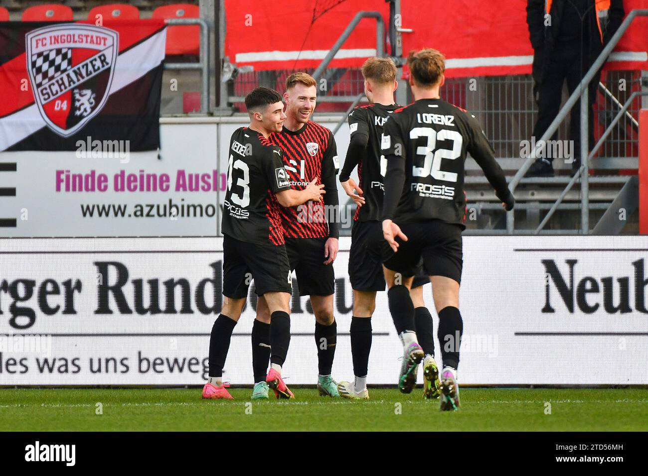 Jubel BEI Jannik Mause (FC Ingolstadt 04, Nr.7) nach seinem Treffer / Tor zum 2:0 mit Benjamin Kanuric (FC Ingolstadt 04, Nr.8), Felix Keidel (FC Ingolstadt 04, Nr.43) beim Spiel FC Ingolstadt 04 gegen SV Sandhausen am 16.12.2023, les règlements DFB interdisent toute utilisation de quasi-images et quasi-séquences vidéo. Photo : Oliver STRISCH / Eibner Pressefoto Banque D'Images