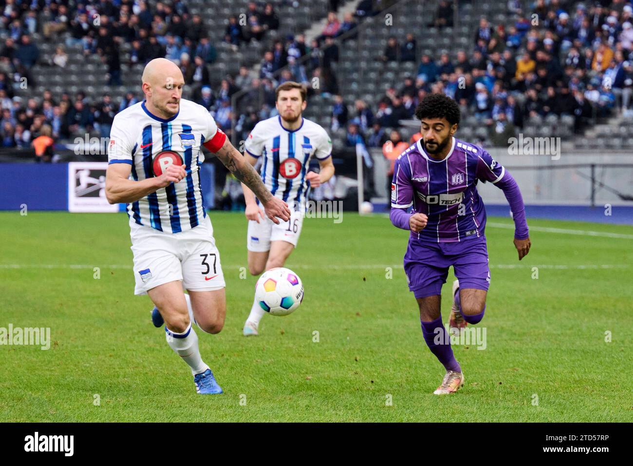 Toni Leistner (Hertha BSC, #37), JonJoe Kenny (Hertha BSC, #16), Noel Niemann (VFL Osnabrueck, #07) GER, Hertha BSC vs. VFL Osnabrueck, Fussball Herren, 2. Bundesliga, saison 2023/2024, 17. Spieltag, 16.12.2023. (LES RÈGLEMENTS DU LDF INTERDISENT TOUTE UTILISATION DE PHOTOGRAPHIES COMME SÉQUENCES D'IMAGES ET/OU QUASI VIDÉO). Photo : Eibner-Pressefoto/ Claudius Rauch Banque D'Images