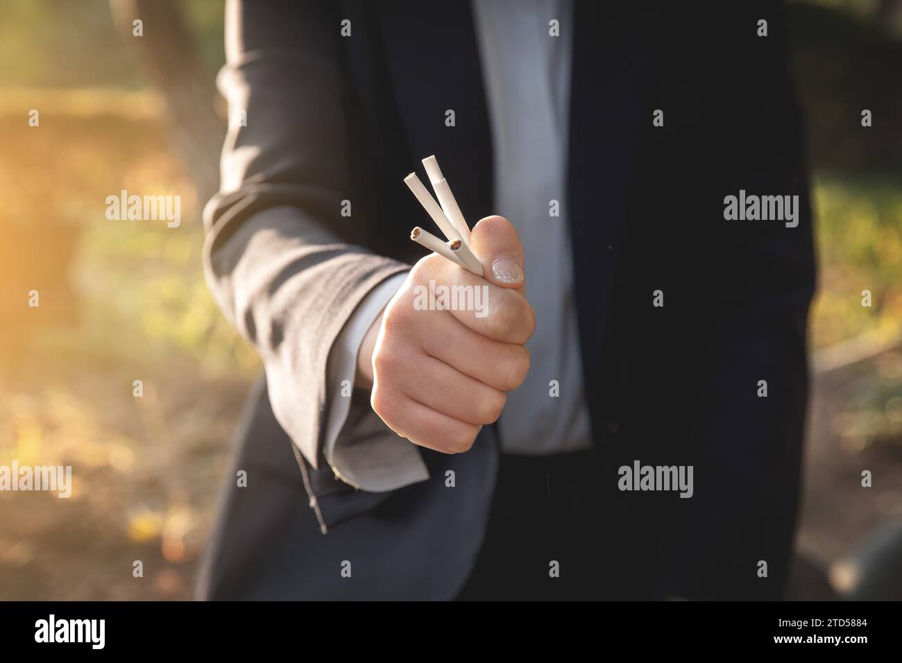 Une femme décide d'arrêter de fumer et casse une cigarette Banque D'Images