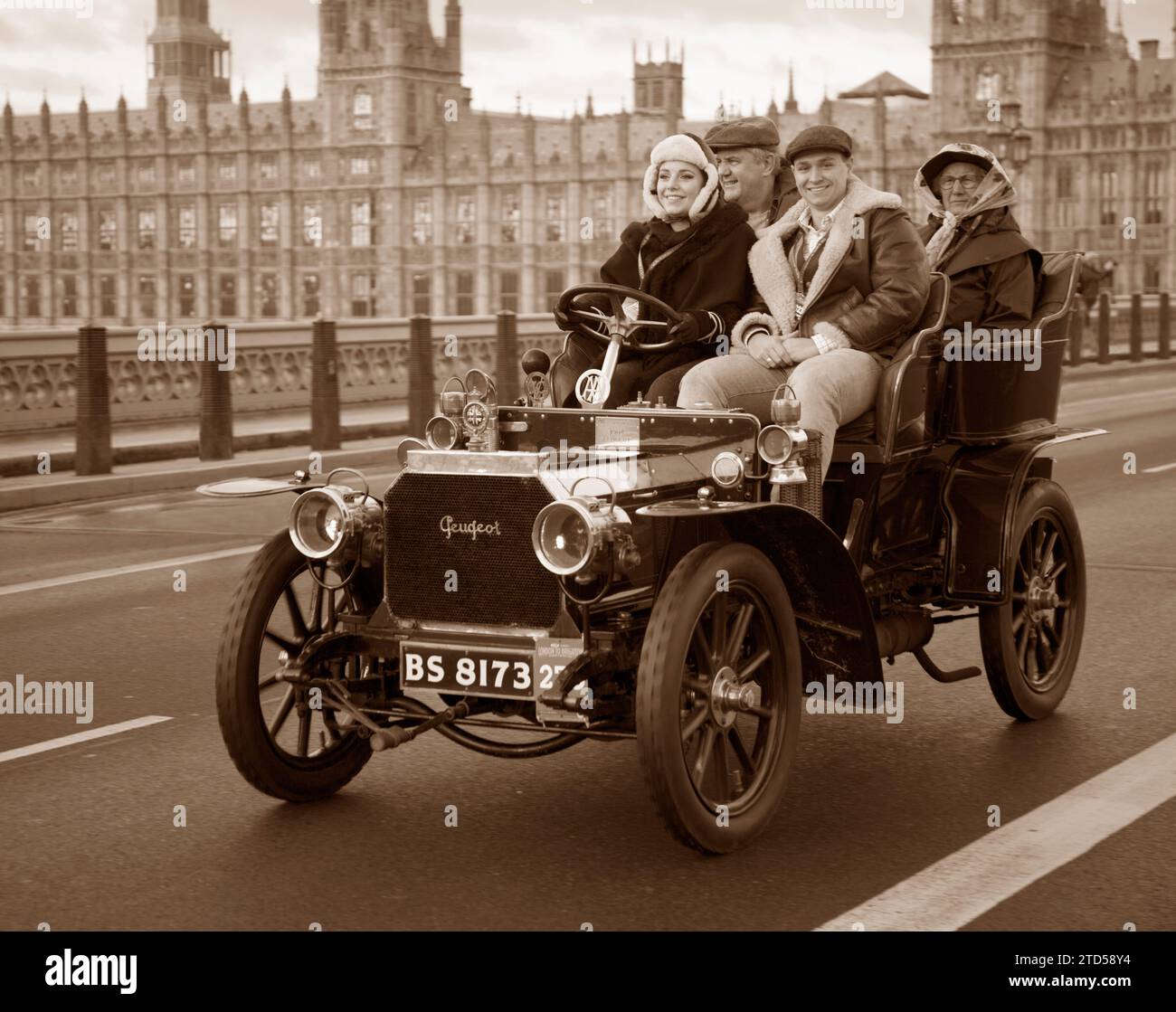 Sepia Tone participant 275 Young Driver Award 2023 conduite a1904 Peugeot sur Westminster Bridge Londres à Brighton Veteran car Run Banque D'Images