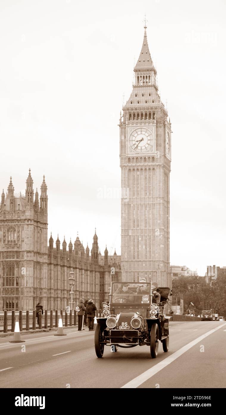 Sepia Tone entrant 359 1904 C.G.V. sur Westminster Bridge London à Brighton Veteran car Run Banque D'Images
