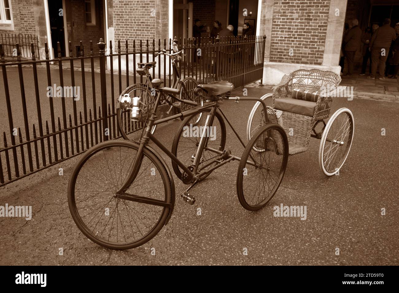 Tricycle Sepia Tone et remorque Londres à Brighton Veteran car Run Concours Marlborough Road St James's London Banque D'Images