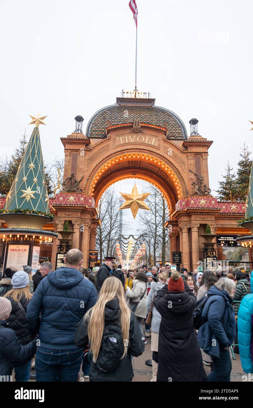 De grandes foules se rassemblent à l'entrée principale des jardins de Tivoli dans le cadre du Julemarked (marché de Noël) à Copenhague, au Danemark. Banque D'Images