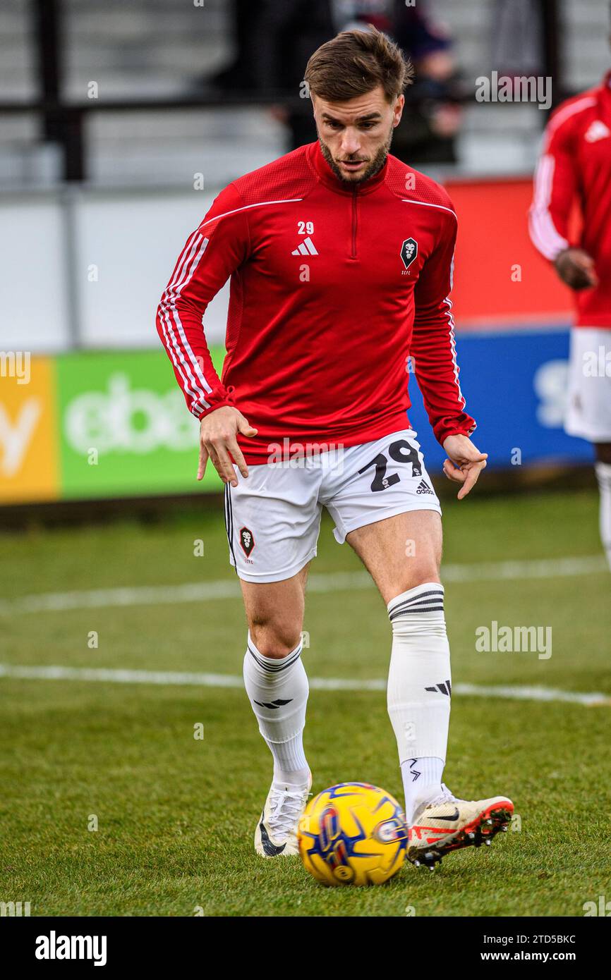 Salford, Royaume-Uni. 16 décembre 2023.Luke Garbutt de Salford City dans l'échauffement lors du match de Sky Bet League 2 entre Salford City et AFC Wimbledon à Moor Lane, Salford le samedi 16 décembre 2023. (Photo : Ian Charles | MI News) crédit : MI News & Sport / Alamy Live News Banque D'Images