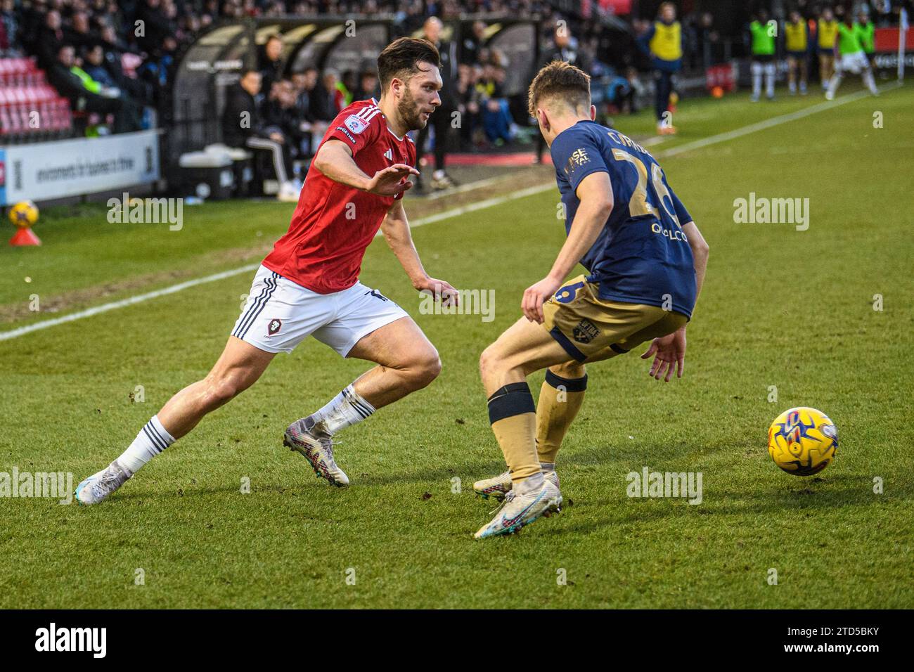 Salford, Royaume-Uni. 16 décembre 2023.Connor McLennan de Salford City tente de dépasser Jack Currie de Wimbledon lors du match Sky Bet League 2 entre Salford City et AFC Wimbledon à Moor Lane, Salford le samedi 16 décembre 2023. (Photo : Ian Charles | MI News) crédit : MI News & Sport / Alamy Live News Banque D'Images