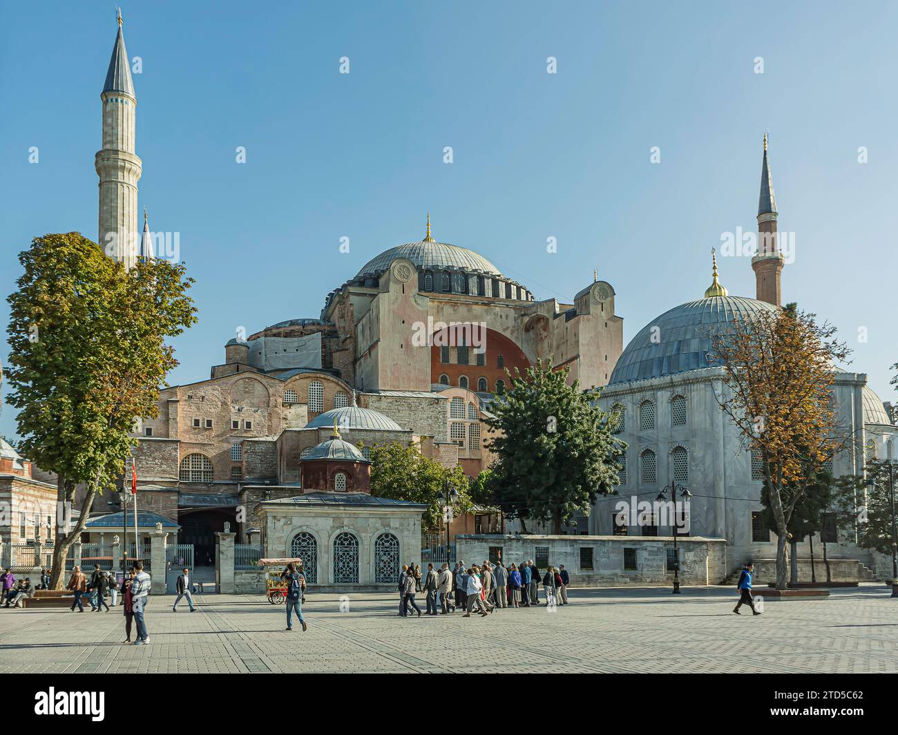 Un groupe de touristes se rassemblant devant Hagia Sofia dans la lumière du matin, Istanbul, Turquie, 8 octobre 2013 Banque D'Images