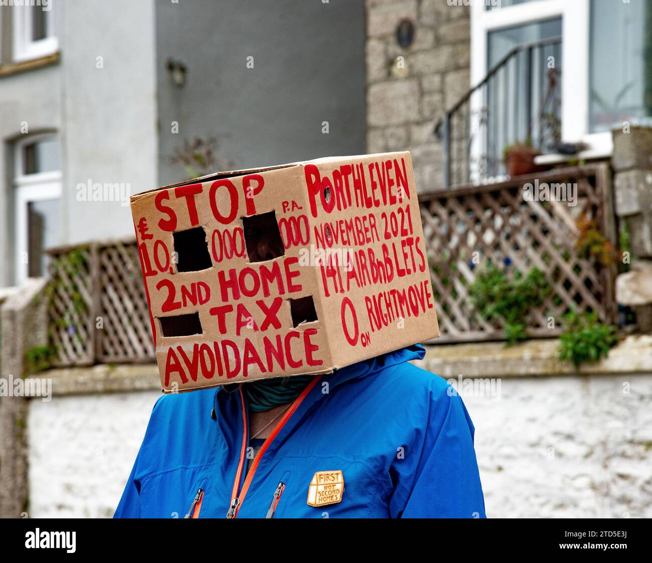 Le groupe de protestation de logement First NOT second Homes visite Porthleven qui a un nombre record de Air Bnbs second Homes avec peu sur le marché locatif pour Banque D'Images