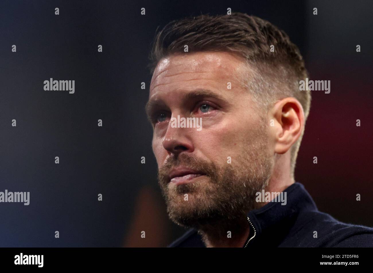 Rob Edwards, entraîneur de Luton Town, montre son émotion alors qu'il fait son chemin dans le stade après l'abandon du match à la suite de l'effondrement de son joueur Tom Lockyer lors du match de Premier League au Vitality Stadium de Bournemouth. Date de la photo : Samedi 16 décembre 2023. Banque D'Images