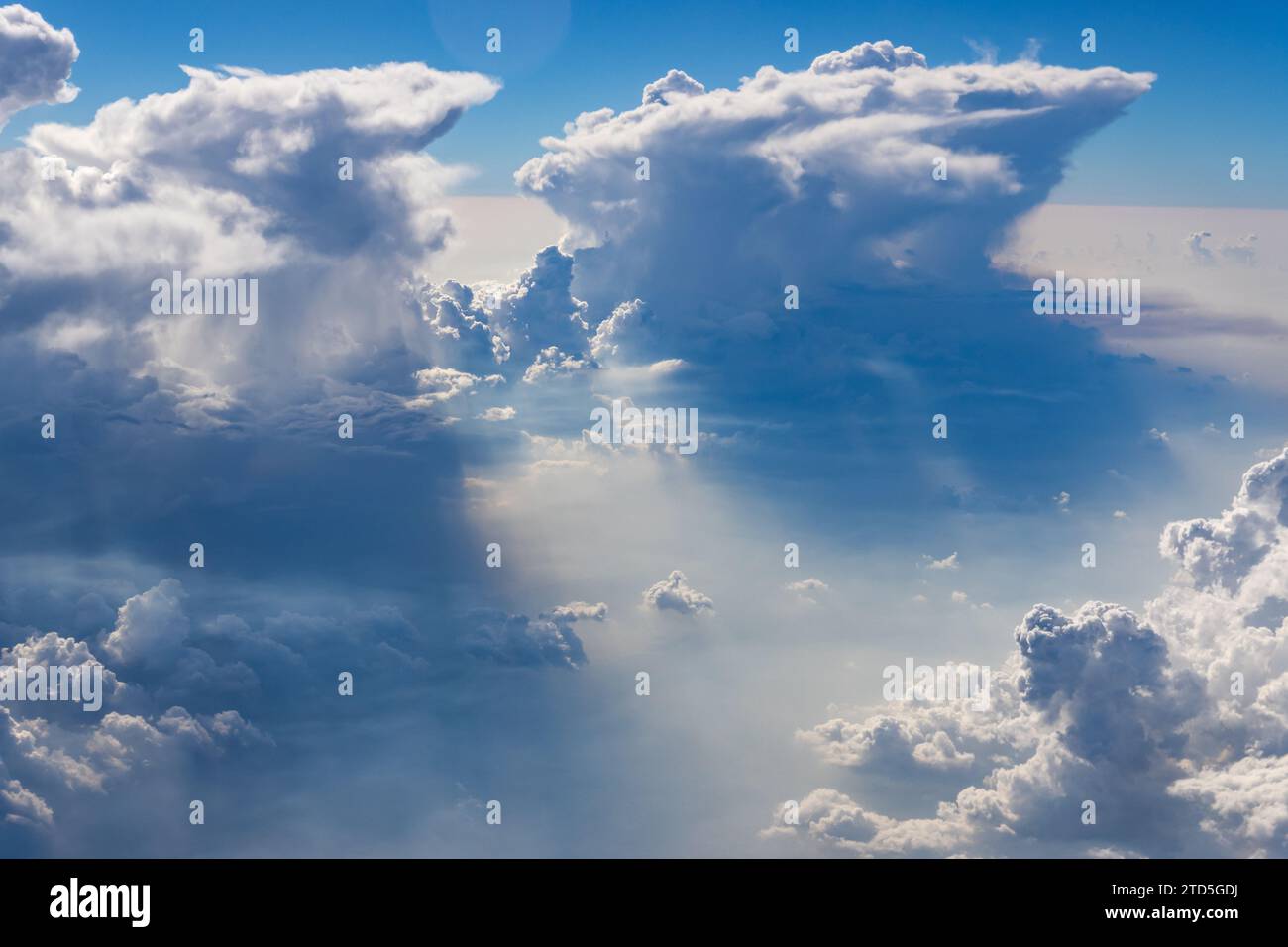 Belles rafales célestes de nuages dans Blue Sunny Sky comme Atom Bomb explosion. Vagues de nuages dans le ciel Banque D'Images