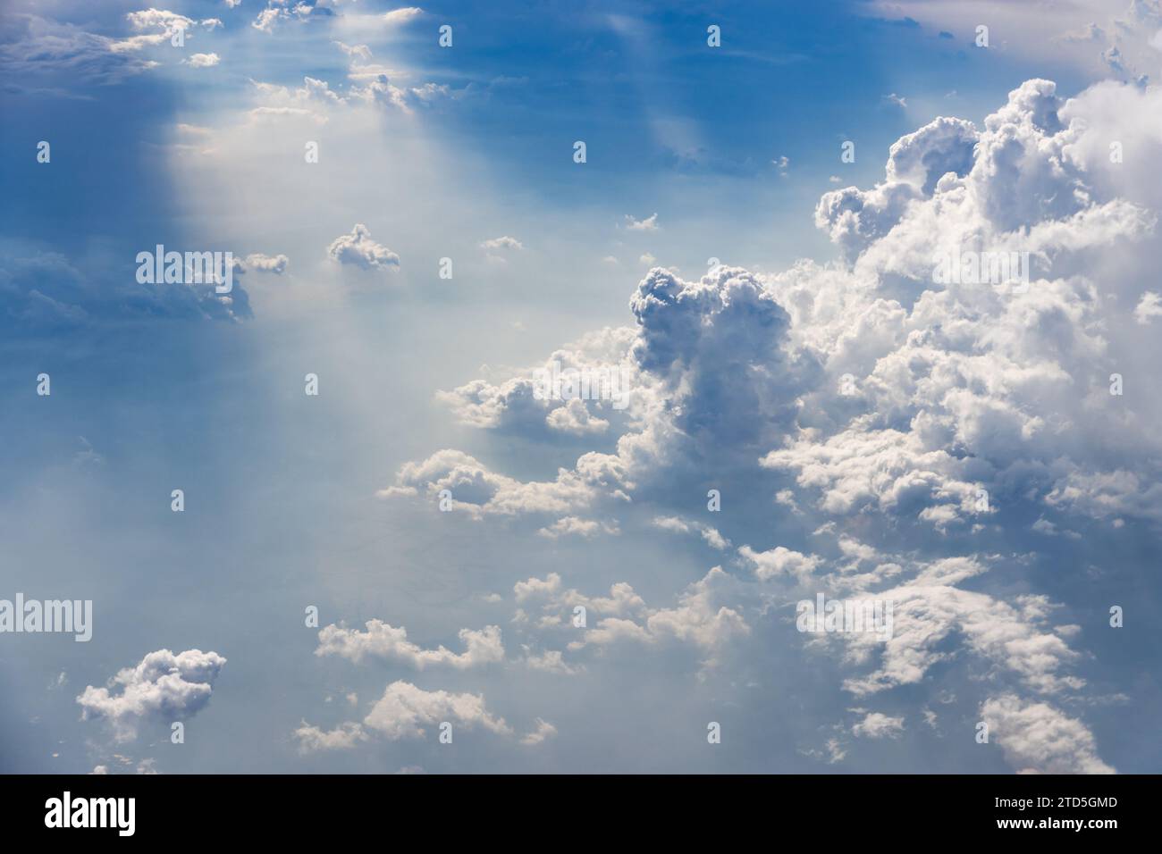 Belles rafales célestes de nuages dans Blue Sunny Sky comme Atom Bomb explosion. Vagues de nuages dans le ciel Banque D'Images