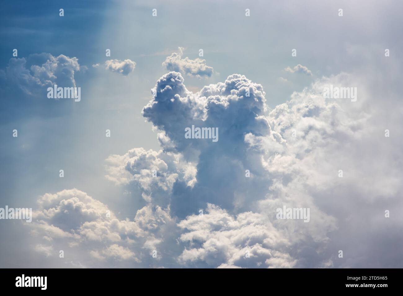 Belles rafales célestes de nuages dans Blue Sunny Sky comme Atom Bomb explosion. Vagues de nuages dans le ciel Banque D'Images