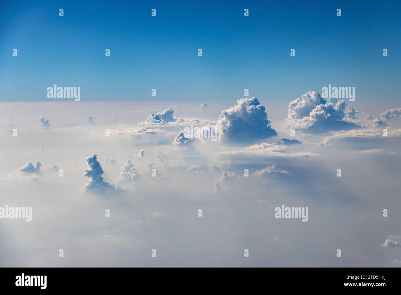 Belles rafales célestes de nuages dans Blue Sunny Sky comme Atom Bomb explosion. Vagues de nuages dans le ciel Banque D'Images