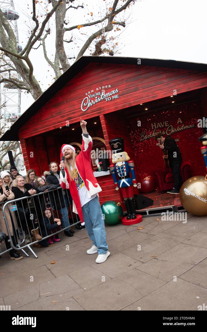 Londres, Royaume-Uni. 16 décembre 2023. Sam Ryder fait une performance pop-up de son morceau original d'Amazon Music 'You're Christmas to Me' sur The Southbank ce samedi. La piste est actuellement en course pour être un concurrent ferme pour Noël n ° 1. Cristina Massei/Alamy Live News Banque D'Images