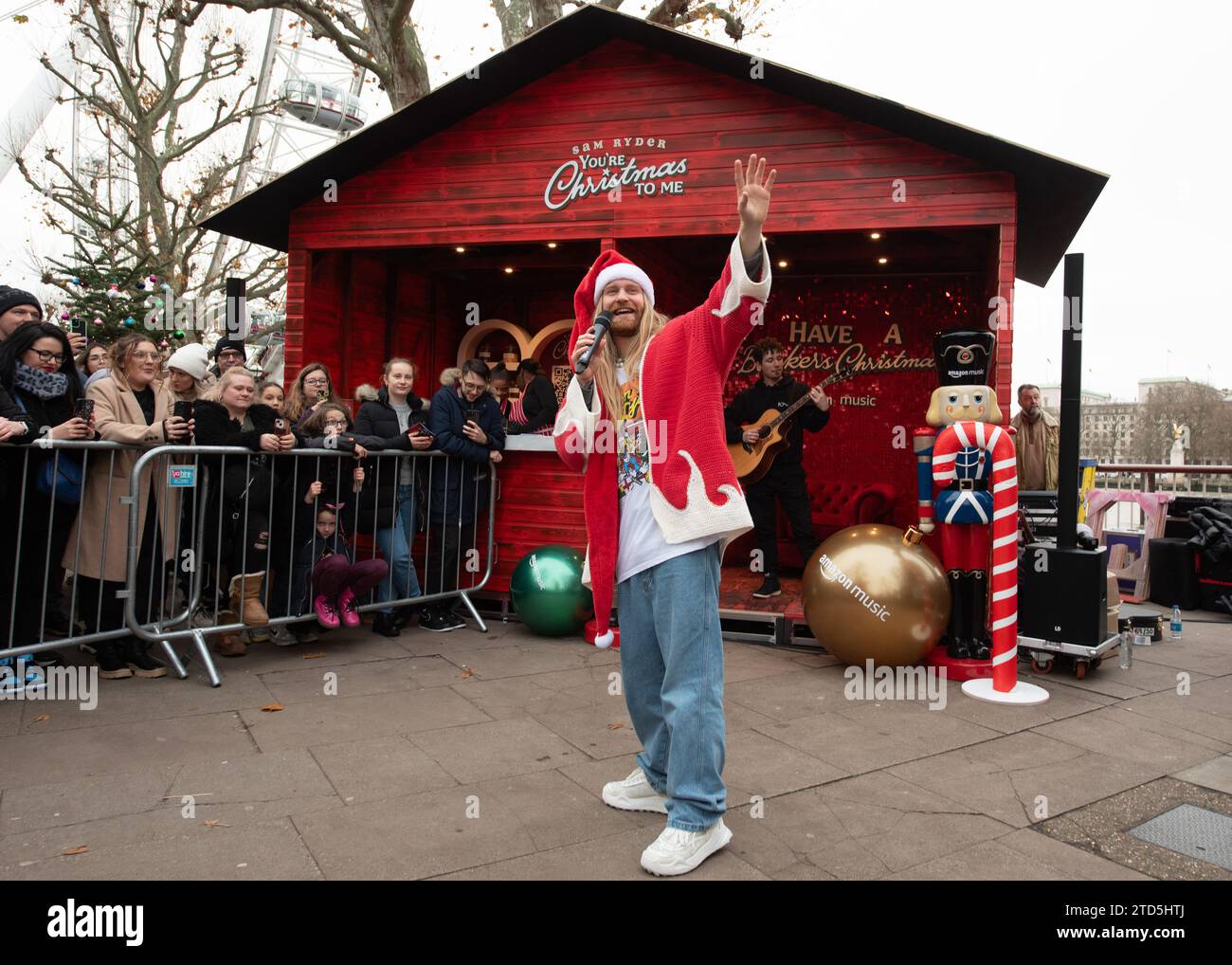 Londres, Royaume-Uni. 16 décembre 2023. Sam Ryder fait une performance pop-up de son morceau original d'Amazon Music 'You're Christmas to Me' sur The Southbank ce samedi. La piste est actuellement en course pour être un concurrent ferme pour Noël n ° 1. Cristina Massei/Alamy Live News Banque D'Images