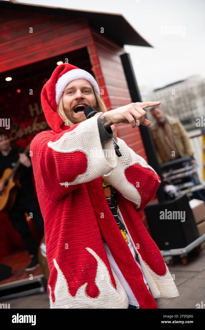 Londres, Royaume-Uni. 16 décembre 2023. Sam Ryder fait une performance pop-up de son morceau original d'Amazon Music 'You're Christmas to Me' sur The Southbank ce samedi. La piste est actuellement en course pour être un concurrent ferme pour Noël n ° 1. Cristina Massei/Alamy Live News Banque D'Images