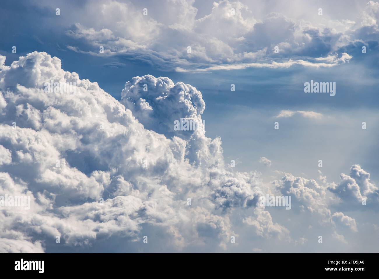 Belles rafales célestes de nuages dans Blue Sunny Sky comme Atom Bomb explosion. Vagues de nuages dans le ciel Banque D'Images
