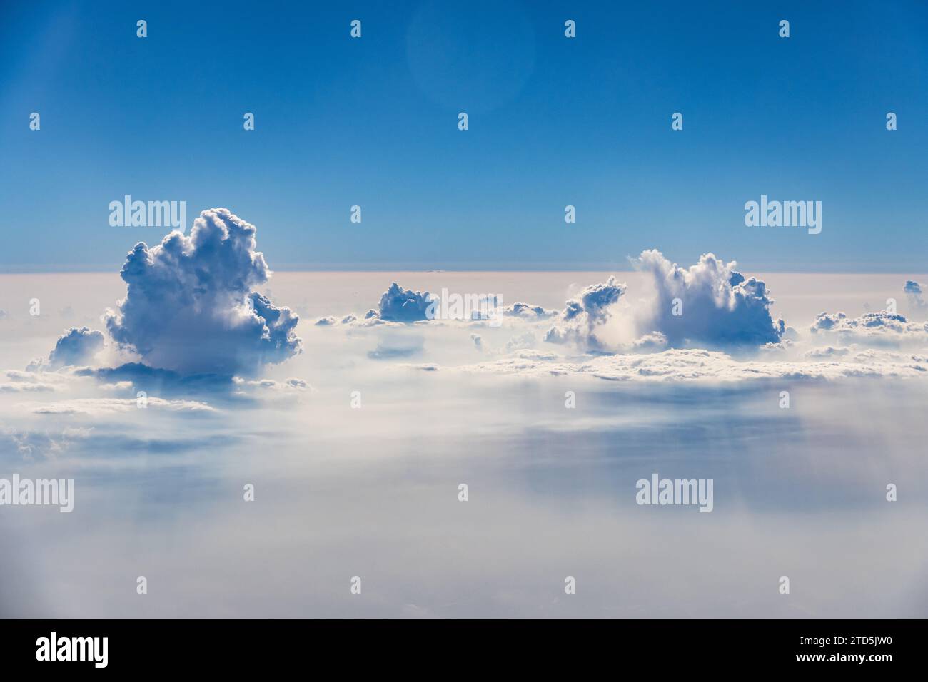 Belles rafales célestes de nuages dans Blue Sunny Sky comme Atom Bomb explosion. Vagues de nuages dans le ciel Banque D'Images