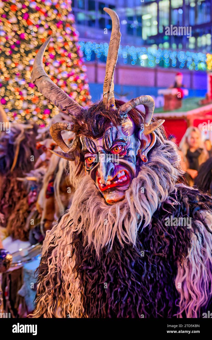 Bestien und Hexen am Flughafen à München. Der Perchtenlauf von den