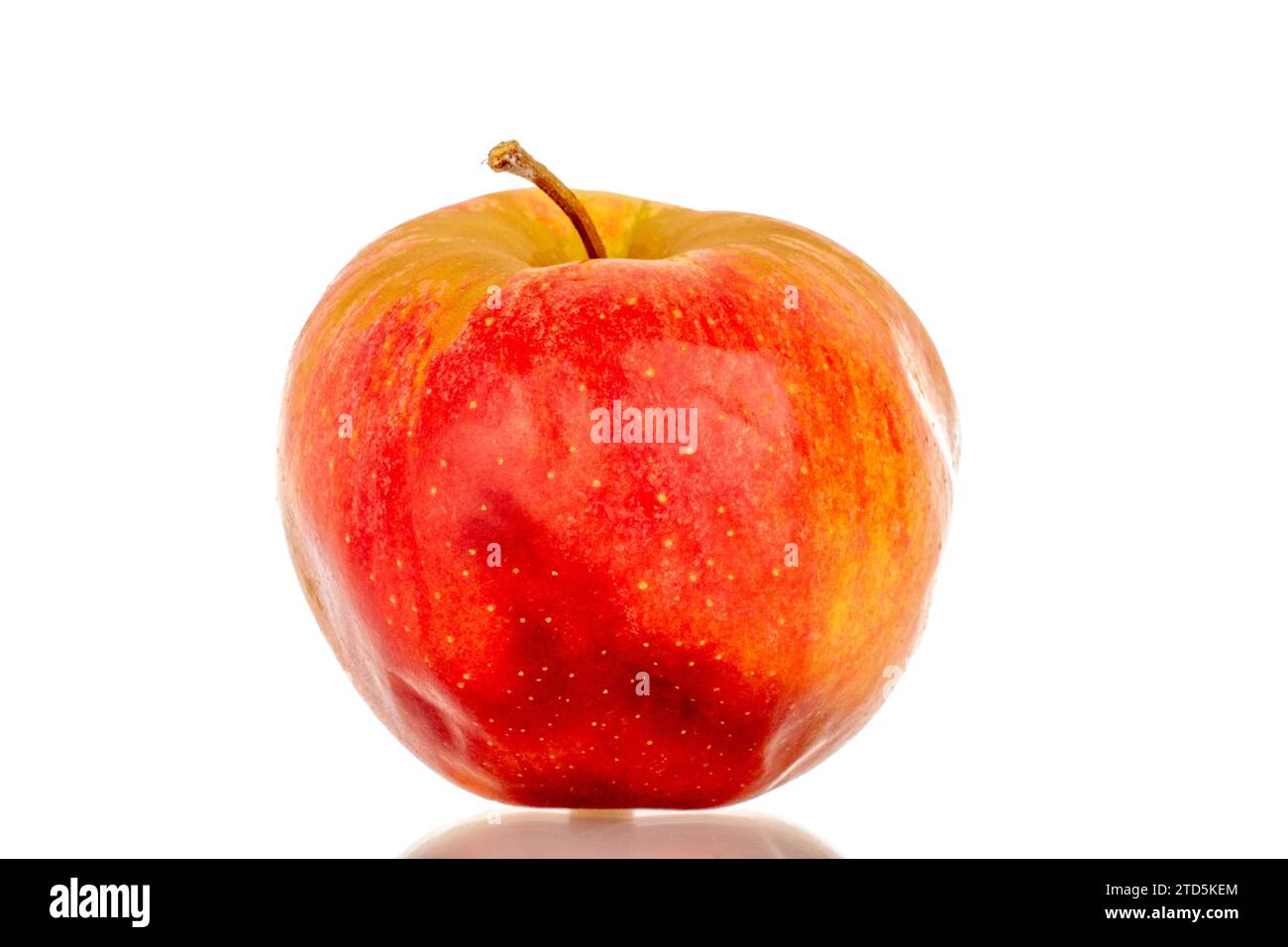 Une pomme surmûre, macro, isolée sur fond blanc. Banque D'Images