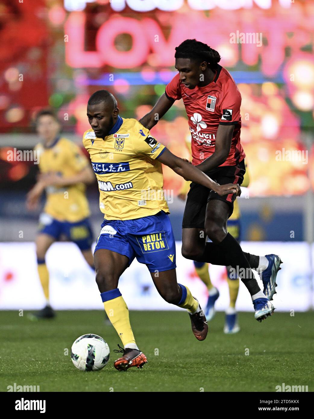 Aboubakary Koita de STVV et Pierre Dwomoh de Rwdm se battent pour le ballon lors d'un match de football entre RWD Molenbeek et Sint-Truidense VV, samedi 16 décembre 2023 à Bruxelles, le jour 18 de la saison 2023-2024 de la Jupiler Pro League première division du championnat belge. BELGA PHOTO JOHN THYS Banque D'Images