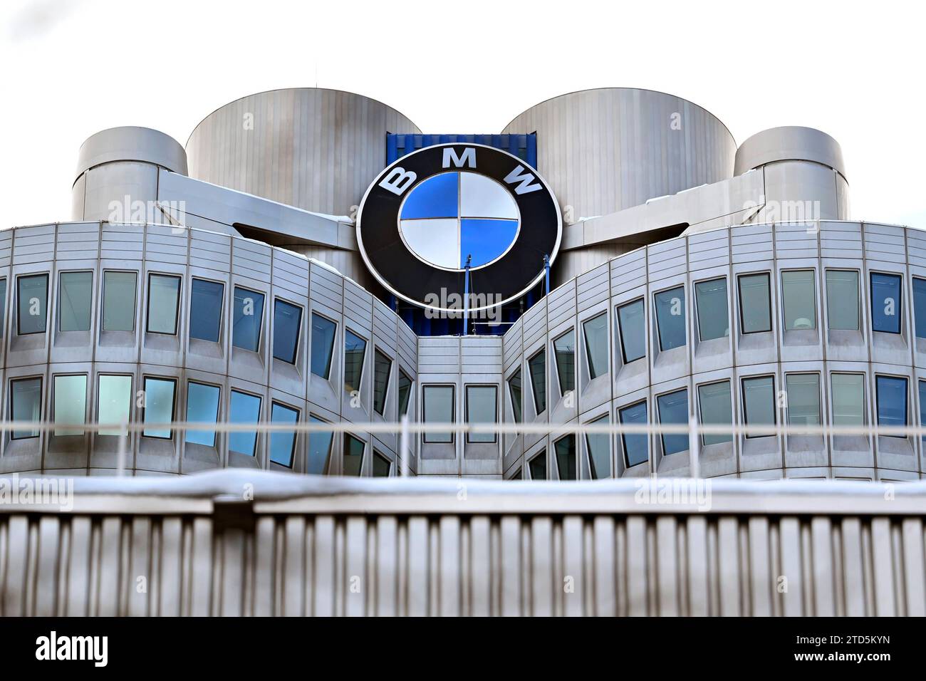 BMW-logo am BMW-Turm beim Werksrundgang von Bundeskanzler OLAF Scholz SPD im BMW Group Werk München. Themenbild, Symbolbild München, 05.12.2023 Bayern Deutschland *** logo BMW sur la tour BMW lors de la visite de l'usine du chancelier fédéral OLAF Scholz SPD à l'usine du groupe BMW à Munich image thématique, image symbolique Munich, 05 12 2023 Bavière Allemagne Copyright : xDwixAnoraganingrumx Banque D'Images