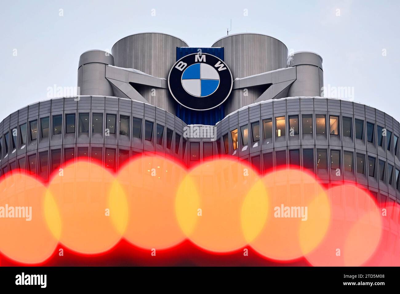 bmw-logo-am-bmw-turm-beim-werksrundgang-von-bundeskanzler-olaf-scholz