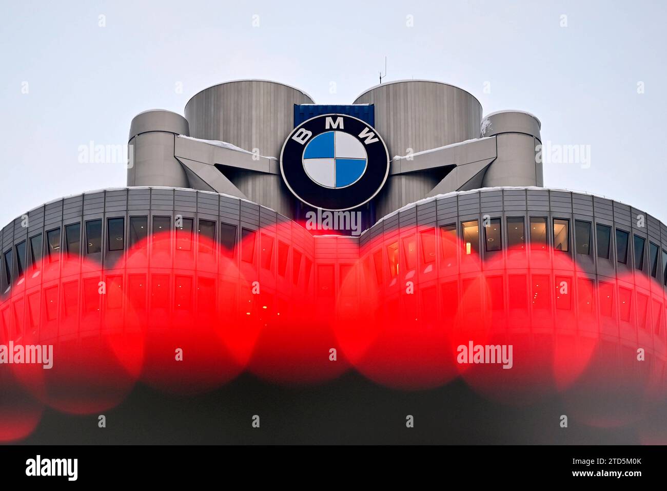 BMW-logo am BMW-Turm beim Werksrundgang von Bundeskanzler OLAF Scholz SPD im BMW Group Werk München. Themenbild, Symbolbild München, 05.12.2023 Bayern Deutschland *** logo BMW sur la tour BMW lors de la visite de l'usine du chancelier fédéral OLAF Scholz SPD à l'usine du groupe BMW à Munich image thématique, image symbolique Munich, 05 12 2023 Bavière Allemagne Copyright : xDwixAnoraganingrumx Banque D'Images