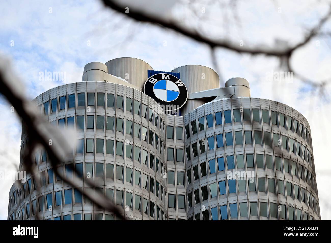 BMW-logo am BMW-Turm beim Werksrundgang von Bundeskanzler OLAF Scholz SPD im BMW Group Werk München. Themenbild, Symbolbild München, 05.12.2023 Bayern Deutschland *** logo BMW sur la tour BMW lors de la visite de l'usine du chancelier fédéral OLAF Scholz SPD à l'usine du groupe BMW à Munich image thématique, image symbolique Munich, 05 12 2023 Bavière Allemagne Copyright : xDwixAnoraganingrumx Banque D'Images