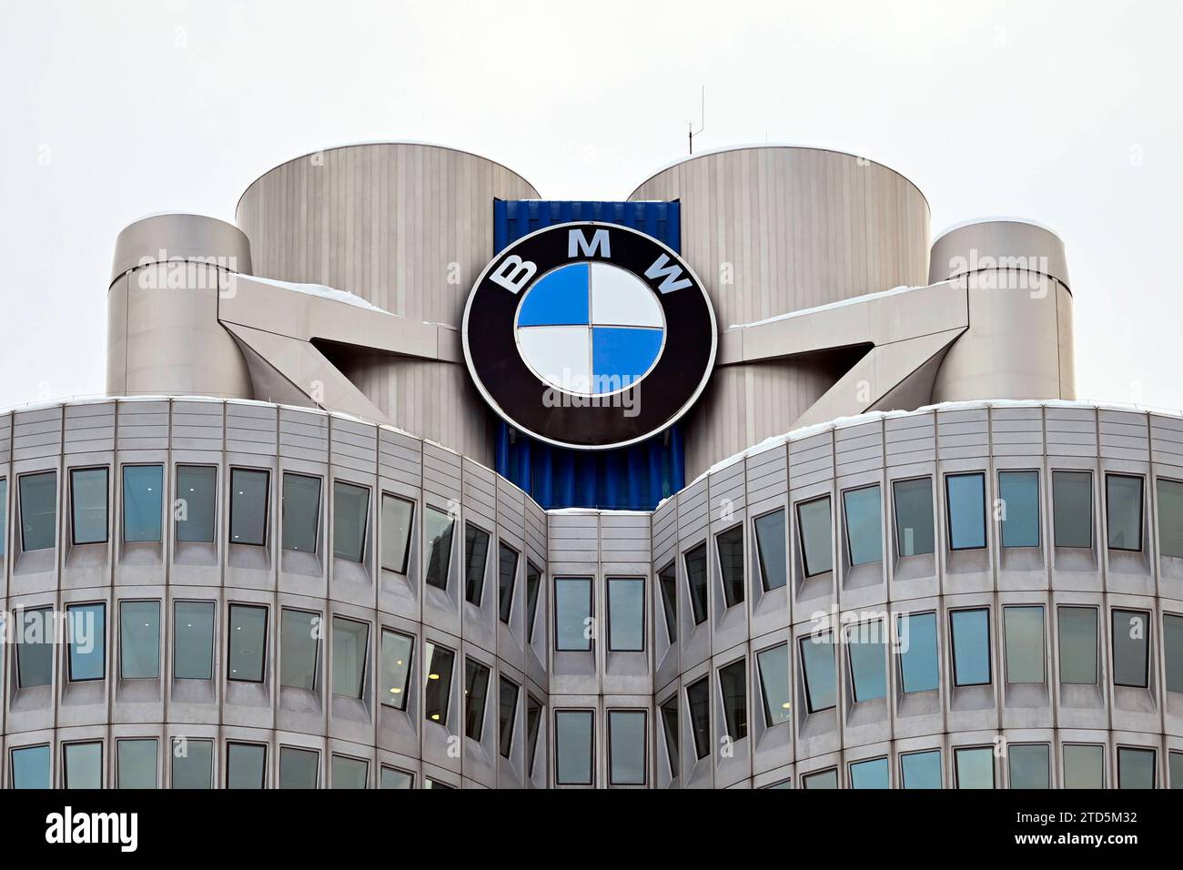 BMW-logo am BMW-Turm beim Werksrundgang von Bundeskanzler OLAF Scholz SPD im BMW Group Werk München. Themenbild, Symbolbild München, 05.12.2023 Bayern Deutschland *** logo BMW sur la tour BMW lors de la visite de l'usine du chancelier fédéral OLAF Scholz SPD à l'usine du groupe BMW à Munich image thématique, image symbolique Munich, 05 12 2023 Bavière Allemagne Copyright : xDwixAnoraganingrumx Banque D'Images