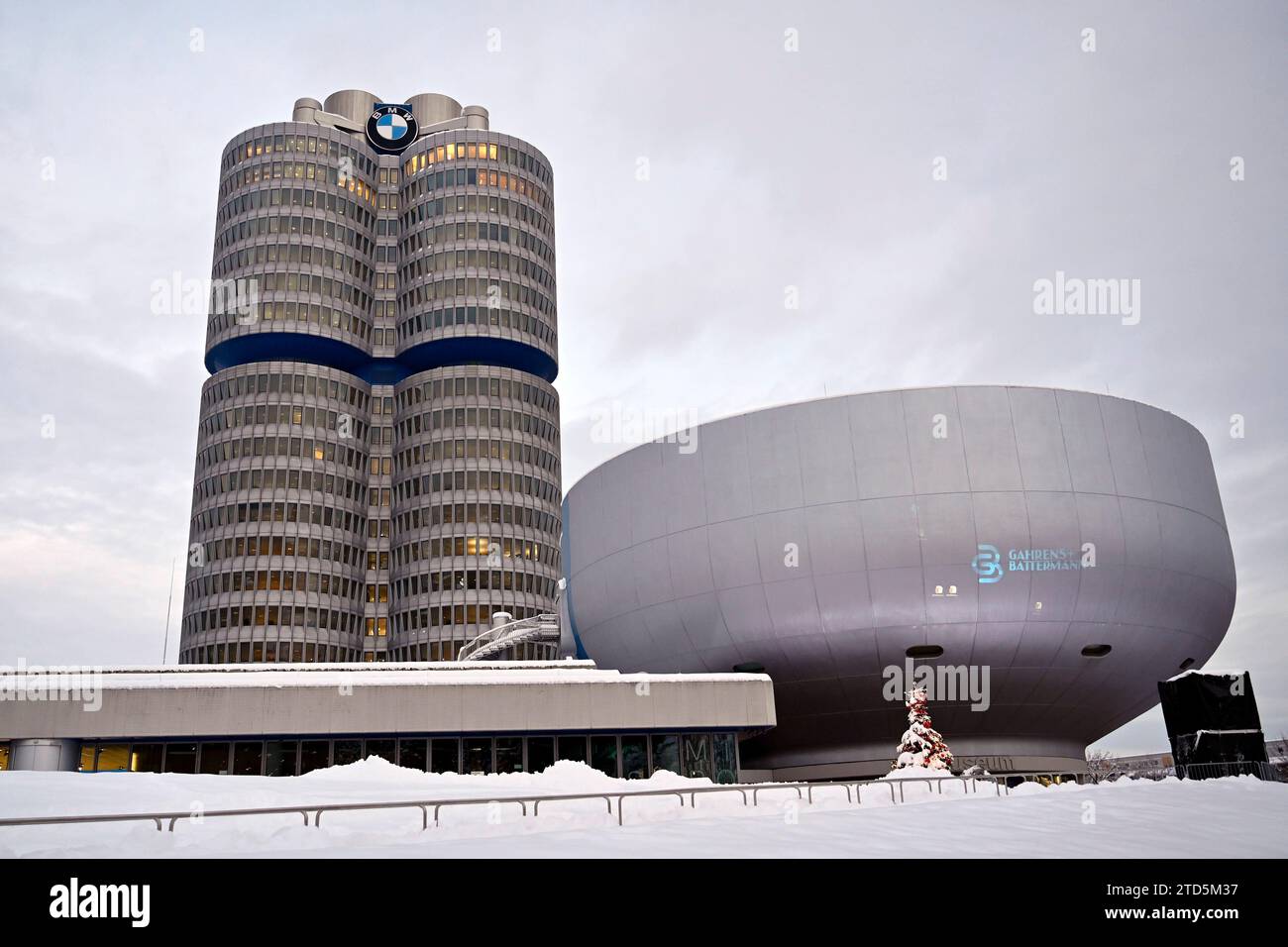 BMW-logo am BMW-Turm beim Werksrundgang von Bundeskanzler OLAF Scholz SPD im BMW Group Werk München. Themenbild, Symbolbild München, 05.12.2023 Bayern Deutschland *** logo BMW sur la tour BMW lors de la visite de l'usine du chancelier fédéral OLAF Scholz SPD à l'usine du groupe BMW à Munich image thématique, image symbolique Munich, 05 12 2023 Bavière Allemagne Copyright : xDwixAnoraganingrumx Banque D'Images